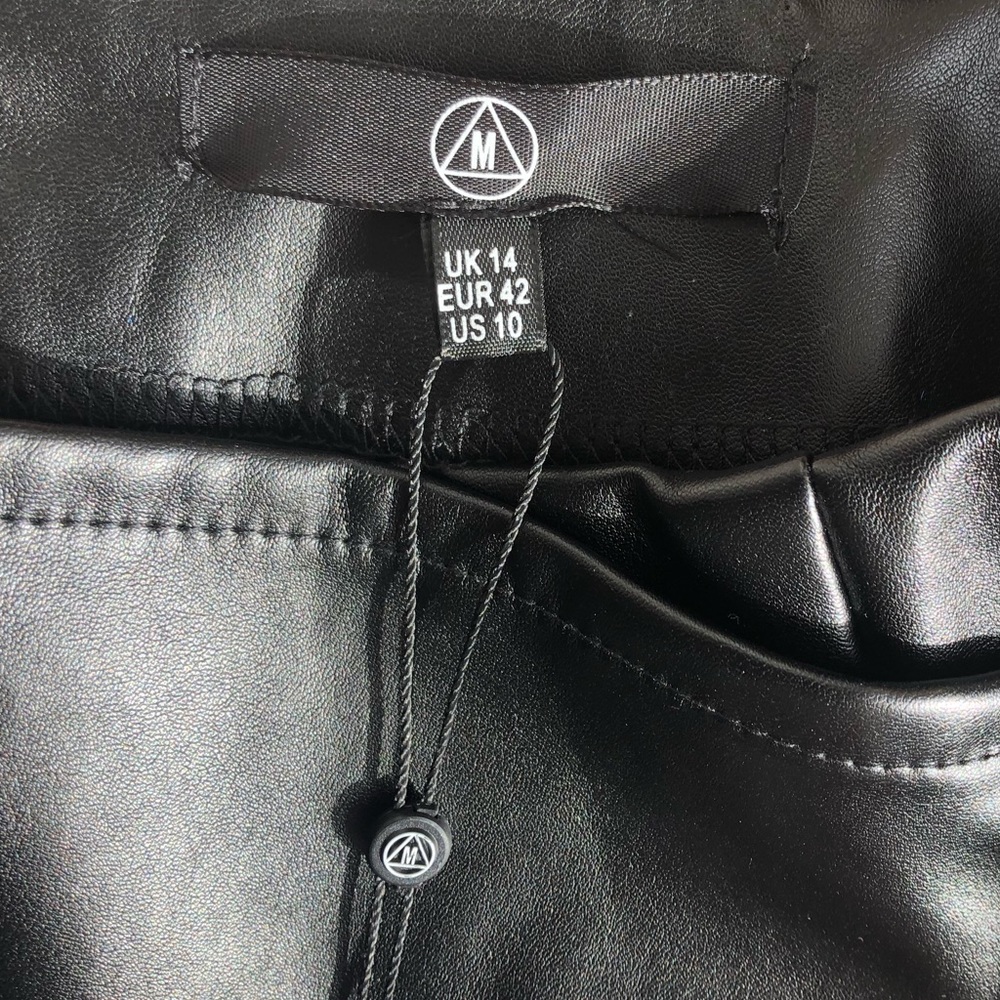 NWT Missguided Black Faux Leather Cargo Seatbelt Skirt Size 10 - Picture 6 of 8